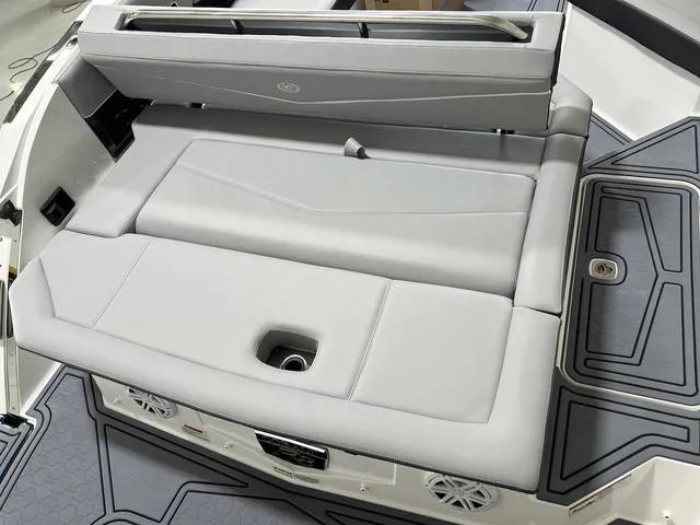 Slide: The Image of Cobalt R8 Surf 2025 - 20