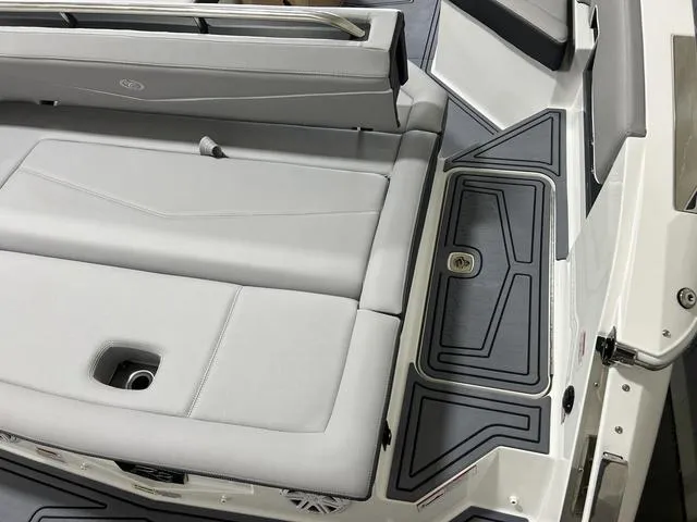 Slide: The Image of Cobalt R8 Surf 2025 - 21