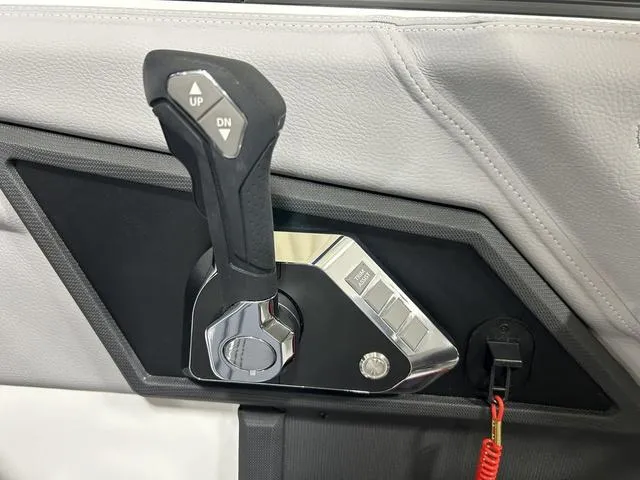 Slide: The Image of Cobalt R8 Surf 2025 - 27