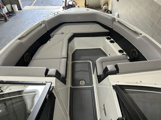 Slide: The Image of Cobalt R8 Surf 2025 - 28