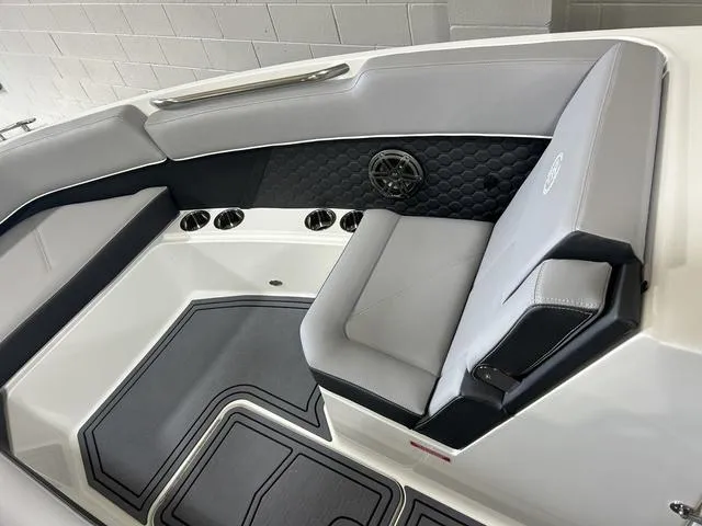 Slide: The Image of Cobalt R8 Surf 2025 - 29