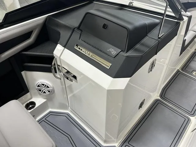 Slide: The Image of Cobalt R8 Surf 2025 - 31