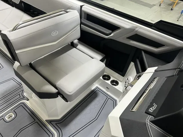 Slide: The Image of Cobalt R8 Surf 2025 - 35