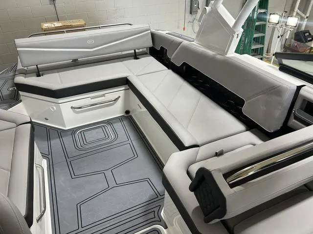 Slide: The Image of Cobalt R8 Surf 2025 - 37