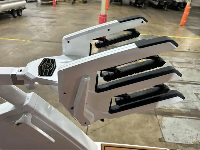 Slide: The Image of Cobalt R6 Surf 2025 - 61