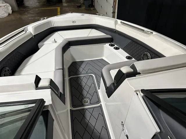 Slide: The Image of Cobalt R8 Outboard 2021 - 15