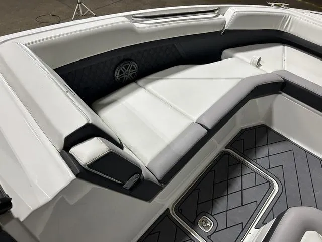 Slide: The Image of Cobalt R8 Outboard 2021 - 17