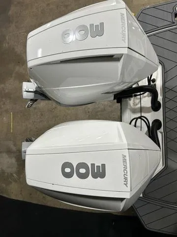 Slide: The Image of Cobalt R8 Outboard 2021 - 20