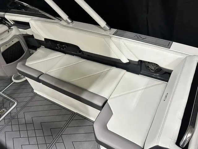 Slide: The Image of Cobalt R8 Outboard 2021 - 21