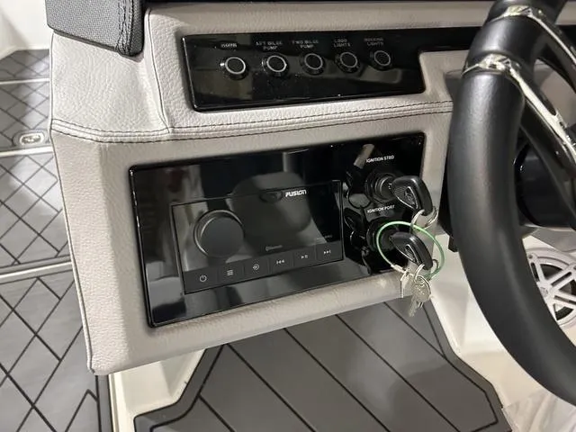 Slide: The Image of Cobalt R8 Outboard 2021 - 24