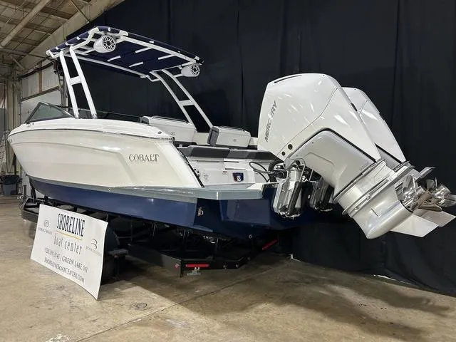 Slide: The Image of Cobalt R8 Outboard 2021 - 4