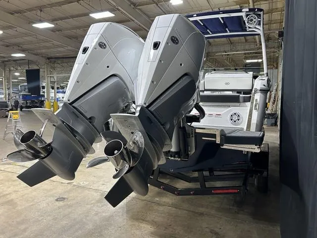 Slide: The Image of Cobalt R8 Outboard 2021 - 6