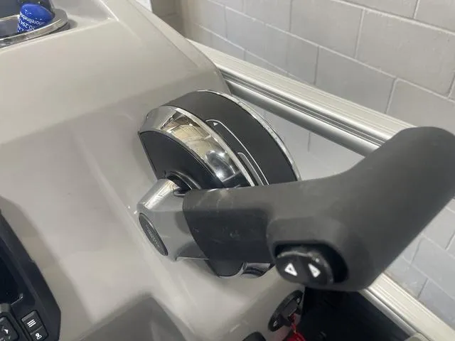 Slide: The Image of Throttle control of 2023 Bennington 20 SVF boat, featuring ergonomic handle design. - 17