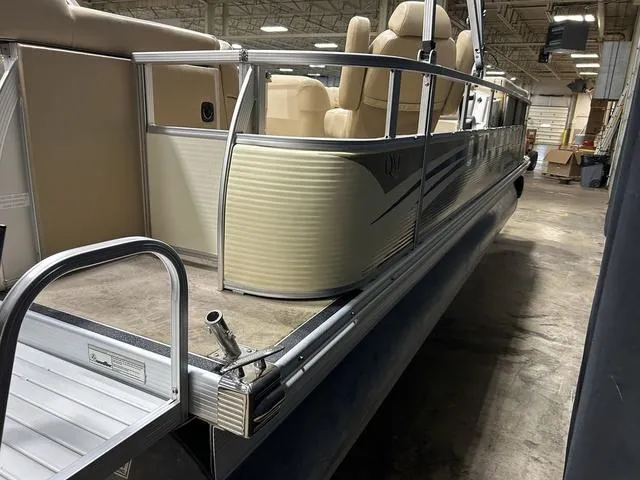 Slide: The Image of 2007 Bennington 2275 QXI pontoon boat in a warehouse setting. - 8