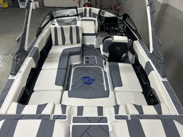 Slide: The Image of Malibu 22 LSV 2024 - 14