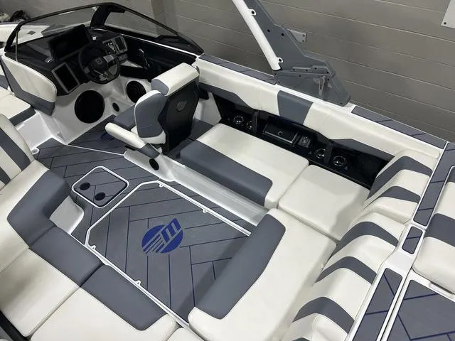 Slide: The Image of Malibu 22 LSV 2024 - 16