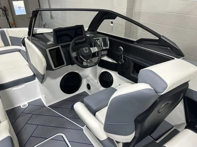 Slide: The Image of Malibu 22 LSV 2024 - 17