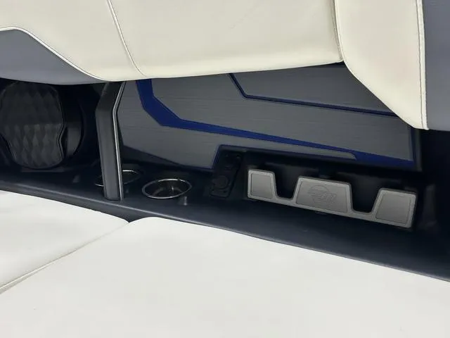 Slide: The Image of Malibu 22 LSV 2024 - 19