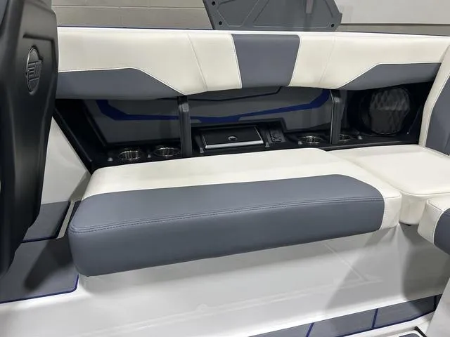 Slide: The Image of Malibu 22 LSV 2024 - 20