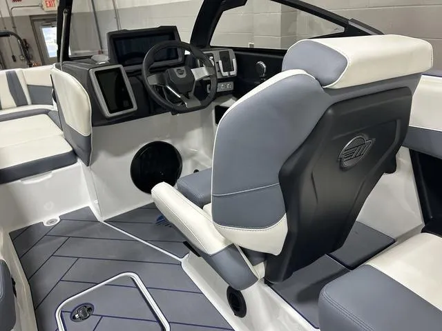 Slide: The Image of Malibu 22 LSV 2024 - 21