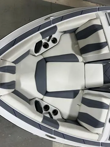 Slide: The Image of Malibu 22 LSV 2024 - 25