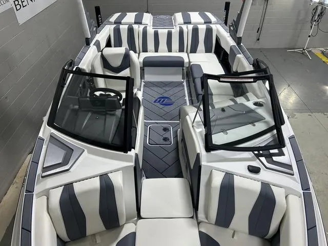 Slide: The Image of Malibu 22 LSV 2024 - 26