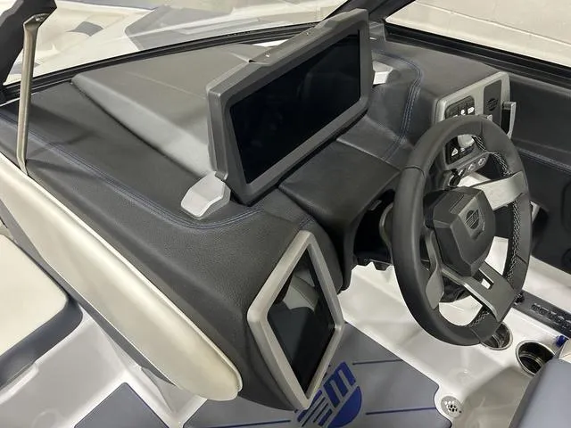 Slide: The Image of Malibu 22 LSV 2024 - 27