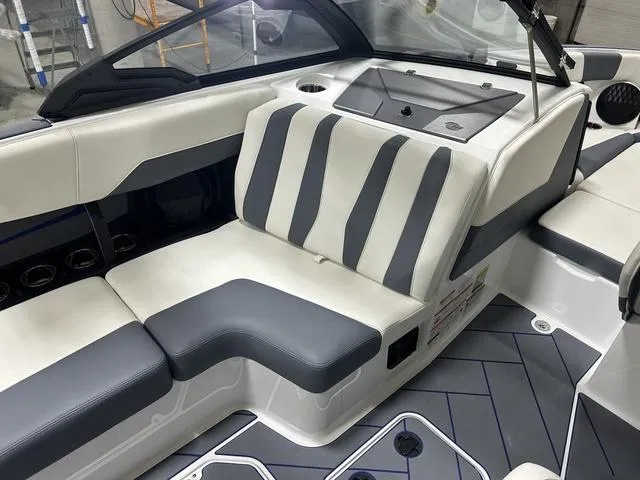 Slide: The Image of Malibu 22 LSV 2024 - 33