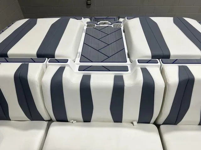 Slide: The Image of Malibu 22 LSV 2024 - 36