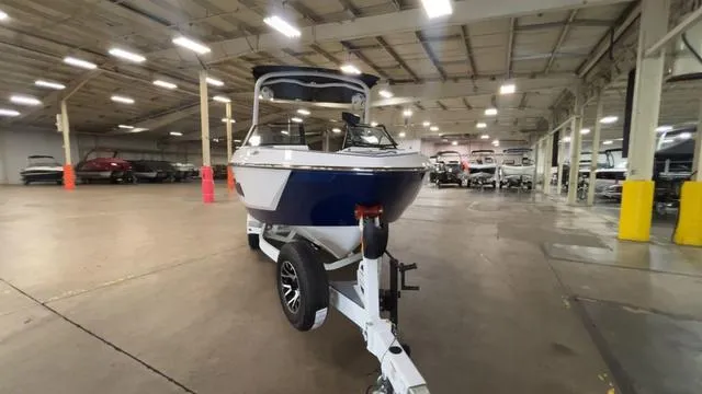 Slide: The Image of Malibu 22 LSV 2024 - 40