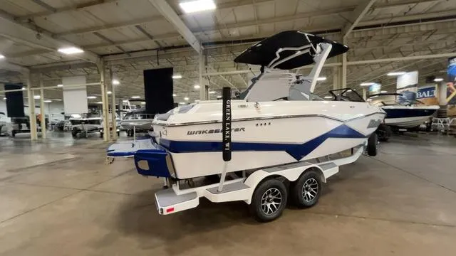 Slide: The Image of Malibu 22 LSV 2024 - 45