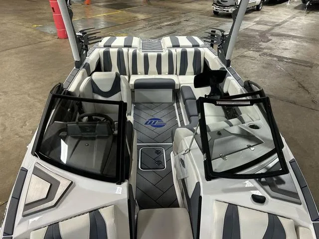 Slide: The Image of Malibu 22 LSV 2024 - 53