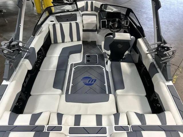 Slide: The Image of Malibu 22 LSV 2024 - 54