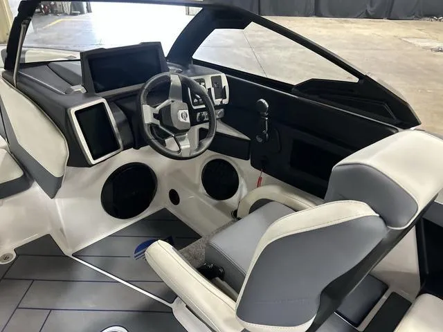 Slide: The Image of Malibu 22 LSV 2024 - 55