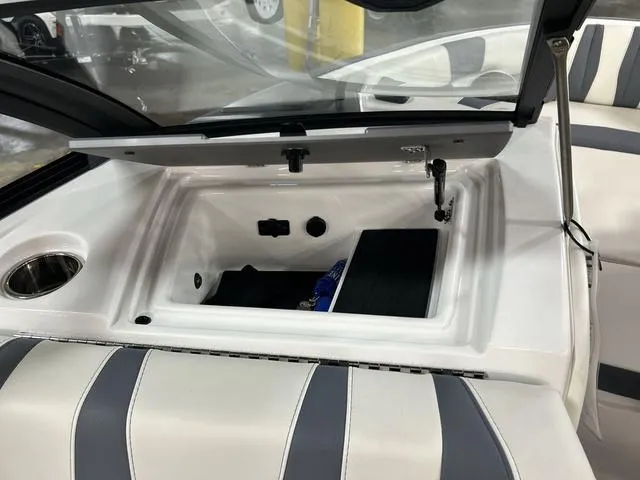 Slide: The Image of Malibu 22 LSV 2024 - 57