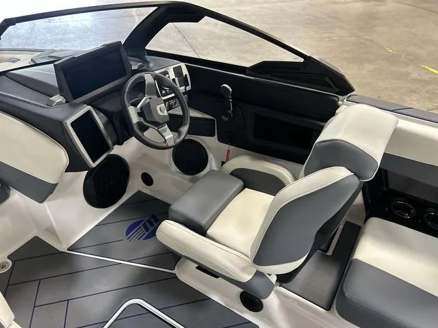 Slide: The Image of Malibu 22 LSV 2024 - 58