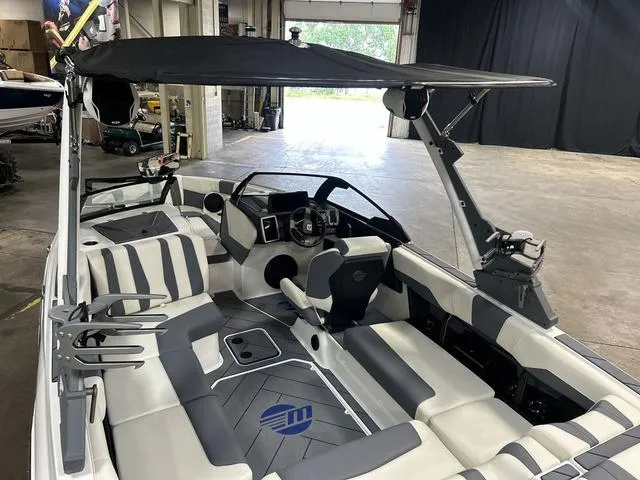 Slide: The Image of Malibu 22 LSV 2024 - 59