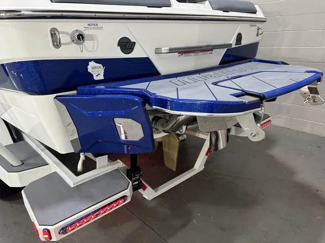 Slide: The Image of Malibu 22 LSV 2024 - 8