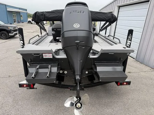 Slide: The Image of SeaArk Easy cat 2025 - 4