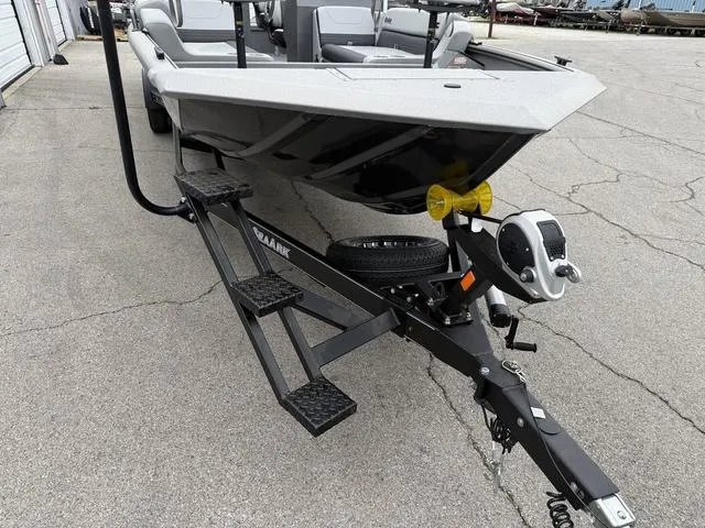 Slide: The Image of SeaArk Easy cat 2025 - 5