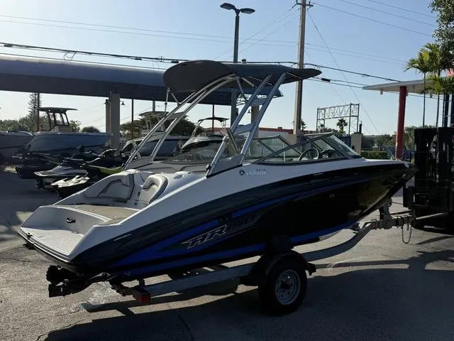 Slide: The Image of 2017 Yamaha Boats AR190 on trailer at a dealership, side view. - 19