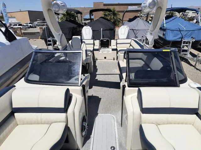 Slide: The Image of Avalon Excalibur LTD SS Quad Lounge Windshield 25 FT 2025 - 12