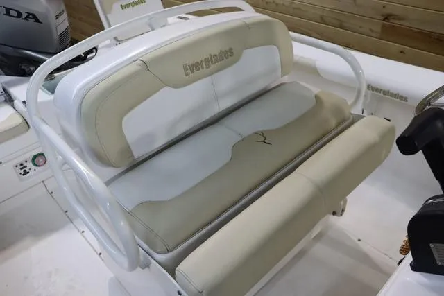 Slide: The Image of 2007 Everglades 223CC boat seat with beige and white upholstery. - 10