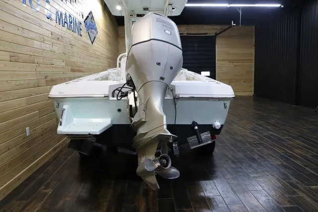 Slide: The Image of 2007 Everglades 223CC boat with outboard motor in showroom. - 29