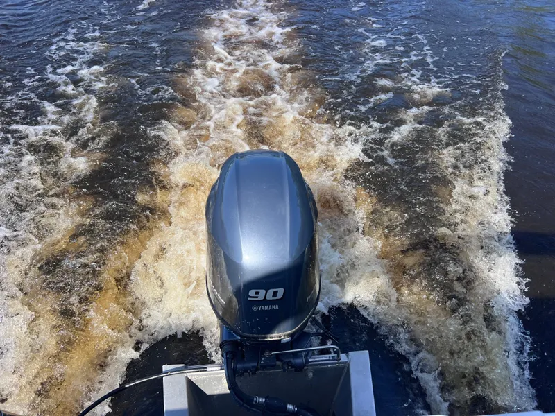 Slide: The Image of Outboard motor on a 2022 Sylvan Mirage 820 PARTY FISH creating a wake. - 5