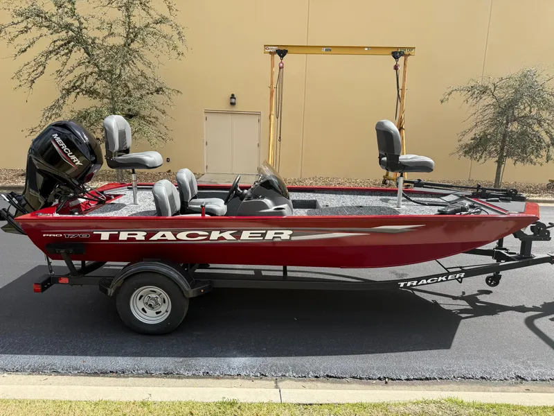 Slide: The Image of Tracker Pro 170 2025 - 3