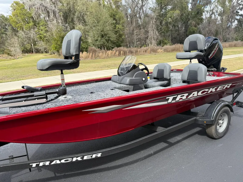 Slide: The Image of Tracker Pro 170 2025 - 4