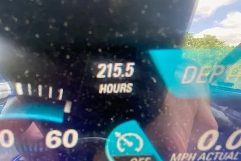 Slide: The Image of Dashboard of 2016 Malibu Wakesetter 25 LSV showing 215.5 hours. - 22
