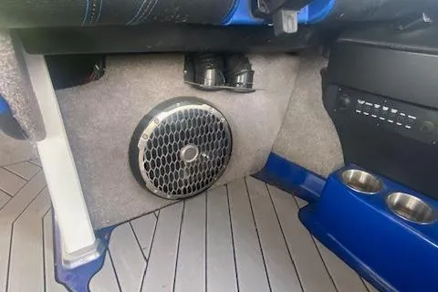 Slide: The Image of 2016 Malibu Wakesetter 25 LSV interior with speaker and cup holders. - 33