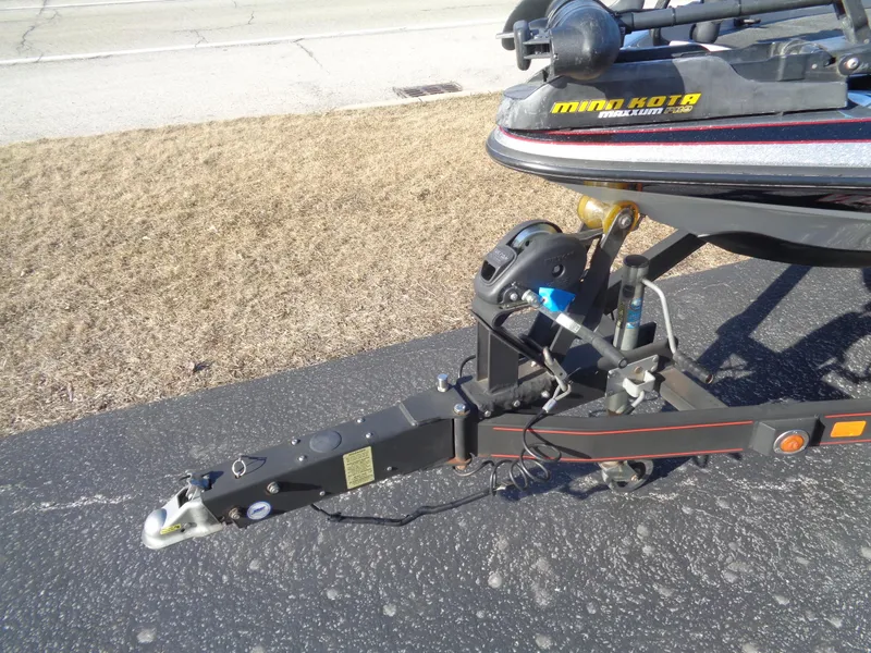 Slide: The Image of 2007 Ranger 188DVS boat trailer hitch with Minn Kota motor on asphalt. - 11